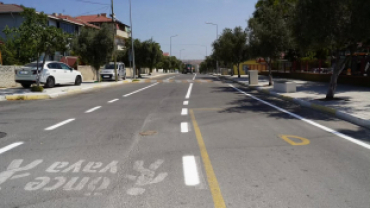 Pınarhisar’ımızda trafik güvenliğini artırmak, yollarımızı daha düzenli ve güvenli hale getirmek amacıyla ilçe genelinde yol çizgi çalışmalarımızı gerçekleştirdik.