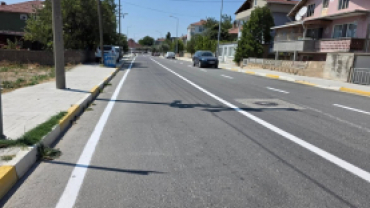 Pınarhisar’ımızda trafik güvenliğini artırmak, yollarımızı daha düzenli ve güvenli hale getirmek amacıyla ilçe genelinde yol çizgi çalışmalarımızı gerçekleştirdik.