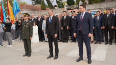 Pınarhisar’ımızın düşman işgalinden kurtuluşunun 103. yıl dönümü dolayısıyla Cumhuriyet Meydanı’nda düzenlenen törende, Ulu Önder Gazi Mustafa Kemal Atatürk ve silah arkadaşları anısına çelenk sunumu gerçekleştirildi.