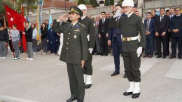 Pınarhisar’ımızın düşman işgalinden kurtuluşunun 103. yıl dönümü dolayısıyla Cumhuriyet Meydanı’nda düzenlenen törende, Ulu Önder Gazi Mustafa Kemal Atatürk ve silah arkadaşları anısına çelenk sunumu gerçekleştirildi.