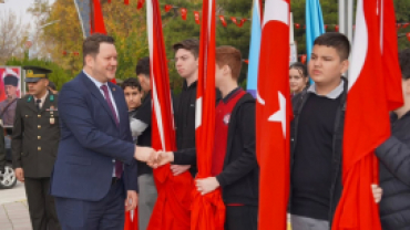 Pınarhisar’ımızın düşman işgalinden kurtuluşunun 103. yıl dönümü dolayısıyla Cumhuriyet Meydanı’nda düzenlenen törende, Ulu Önder Gazi Mustafa Kemal Atatürk ve silah arkadaşları anısına çelenk sunumu gerçekleştirildi.