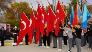 Pınarhisar’ımızın düşman işgalinden kurtuluşunun 103. yıl dönümü dolayısıyla Cumhuriyet Meydanı’nda düzenlenen törende, Ulu Önder Gazi Mustafa Kemal Atatürk ve silah arkadaşları anısına çelenk sunumu gerçekleştirildi.