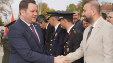 Pınarhisar’ımızın düşman işgalinden kurtuluşunun 103. yıl dönümü dolayısıyla Cumhuriyet Meydanı’nda düzenlenen törende, Ulu Önder Gazi Mustafa Kemal Atatürk ve silah arkadaşları anısına çelenk sunumu gerçekleştirildi.