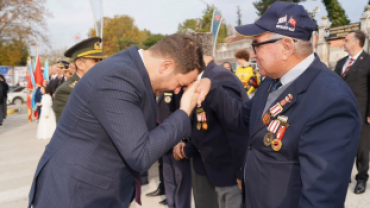 Pınarhisar’ımızın düşman işgalinden kurtuluşunun 103. yıl dönümü dolayısıyla Cumhuriyet Meydanı’nda düzenlenen törende, Ulu Önder Gazi Mustafa Kemal Atatürk ve silah arkadaşları anısına çelenk sunumu gerçekleştirildi.