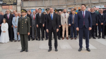 Pınarhisar’ımızın düşman işgalinden kurtuluşunun 103. yıl dönümü dolayısıyla Cumhuriyet Meydanı’nda düzenlenen törende, Ulu Önder Gazi Mustafa Kemal Atatürk ve silah arkadaşları anısına çelenk sunumu gerçekleştirildi.