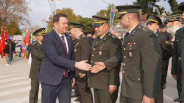 Pınarhisar’ımızın düşman işgalinden kurtuluşunun 103. yıl dönümü dolayısıyla Cumhuriyet Meydanı’nda düzenlenen törende, Ulu Önder Gazi Mustafa Kemal Atatürk ve silah arkadaşları anısına çelenk sunumu gerçekleştirildi.