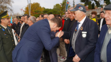 Pınarhisar’ımızın düşman işgalinden kurtuluşunun 103. yıl dönümü dolayısıyla Cumhuriyet Meydanı’nda düzenlenen törende, Ulu Önder Gazi Mustafa Kemal Atatürk ve silah arkadaşları anısına çelenk sunumu gerçekleştirildi.