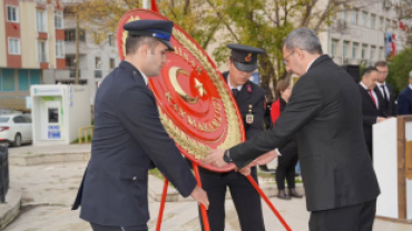 Pınarhisar’ımızın düşman işgalinden kurtuluşunun 103. yıl dönümü dolayısıyla Cumhuriyet Meydanı’nda düzenlenen törende, Ulu Önder Gazi Mustafa Kemal Atatürk ve silah arkadaşları anısına çelenk sunumu gerçekleştirildi.