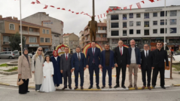 Pınarhisar’ımızın düşman işgalinden kurtuluşunun 103. yıl dönümü dolayısıyla Cumhuriyet Meydanı’nda düzenlenen törende, Ulu Önder Gazi Mustafa Kemal Atatürk ve silah arkadaşları anısına çelenk sunumu gerçekleştirildi.