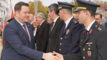 Pınarhisar’ımızın düşman işgalinden kurtuluşunun 103. yıl dönümü dolayısıyla Cumhuriyet Meydanı’nda düzenlenen törende, Ulu Önder Gazi Mustafa Kemal Atatürk ve silah arkadaşları anısına çelenk sunumu gerçekleştirildi.