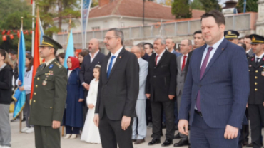 Pınarhisar’ımızın düşman işgalinden kurtuluşunun 103. yıl dönümü dolayısıyla Cumhuriyet Meydanı’nda düzenlenen törende, Ulu Önder Gazi Mustafa Kemal Atatürk ve silah arkadaşları anısına çelenk sunumu gerçekleştirildi.