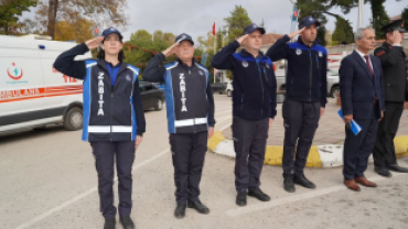 Pınarhisar’ımızın düşman işgalinden kurtuluşunun 103. yıl dönümü dolayısıyla Cumhuriyet Meydanı’nda düzenlenen törende, Ulu Önder Gazi Mustafa Kemal Atatürk ve silah arkadaşları anısına çelenk sunumu gerçekleştirildi.