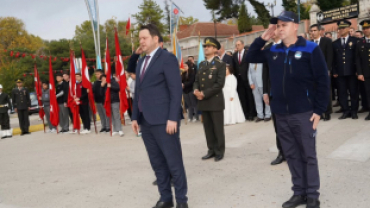 Pınarhisar’ımızın düşman işgalinden kurtuluşunun 103. yıl dönümü dolayısıyla Cumhuriyet Meydanı’nda düzenlenen törende, Ulu Önder Gazi Mustafa Kemal Atatürk ve silah arkadaşları anısına çelenk sunumu gerçekleştirildi.