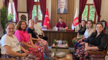 Poyralı Köyü Muhtarımız Varol Nalbant ve Poyralı Köyümüzün kıymetli hanımefendilerini belediyemizde misafir ettik.