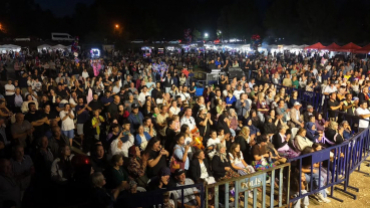 Poyralı Köyü Pekmez, Dokuma ve Kültür Festivalimizde Babaeskili hemşehrilerimiz Retrobüs Grubu sahnedeydi.