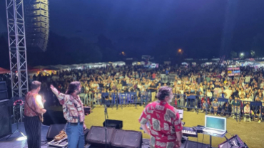 Poyralı Köyü Pekmez, Dokuma ve Kültür Festivalimizde Babaeskili hemşehrilerimiz Retrobüs Grubu sahnedeydi.