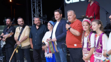 Poyralı Köyü Pekmez, Dokuma ve Kültür Festivalimizi, sevilen grup Gece Yolcuları’nın muhteşem sahne performansıyla noktalıyoruz.