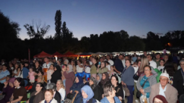 Poyralı Köyü Pekmez, Dokuma ve Kültür Festivalimizi, sevilen grup Gece Yolcuları’nın muhteşem sahne performansıyla noktalıyoruz.