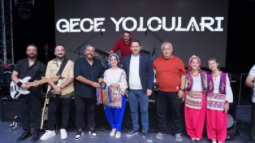 Poyralı Köyü Pekmez, Dokuma ve Kültür Festivalimizi, sevilen grup Gece Yolcuları’nın muhteşem sahne performansıyla noktalıyoruz.