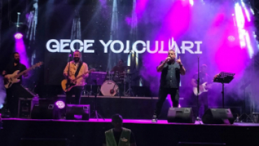 Poyralı Köyü Pekmez, Dokuma ve Kültür Festivalimizi, sevilen grup Gece Yolcuları’nın muhteşem sahne performansıyla noktalıyoruz.