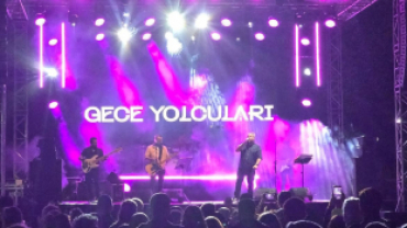 Poyralı Köyü Pekmez, Dokuma ve Kültür Festivalimizi, sevilen grup Gece Yolcuları’nın muhteşem sahne performansıyla noktalıyoruz.