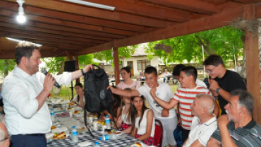 Ata köyümüz Poyralı’da, kıymetli hemşehrilerimizle köy parkında bir araya geldik.
