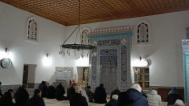 Sabah Namazında hemşehrilerimiz ile Hundi Hatun Cami’nde bir araya gelerek Sabah Namazını eda ettik.