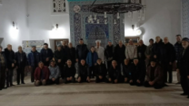 Sabah Namazında hemşehrilerimiz ile Hundi Hatun Cami’nde bir araya gelerek Sabah Namazını eda ettik.