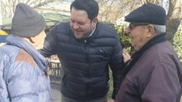 Sadıkağa Camii’nde cuma namazımızı eda ettikten sonra, kıymetli hemşehrilerimizle bir araya gelerek cuma günlerini ve mübarek 3 aylarını tebrik ettik.