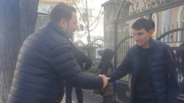 Sadıkağa Camii’nde cuma namazımızı eda ettikten sonra, kıymetli hemşehrilerimizle bir araya gelerek cuma günlerini ve mübarek 3 aylarını tebrik ettik.