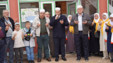 Kıymetli hemşehrilerimizden kutsal topraklara umre vazifesini yerine getirmek üzere yola çıkan vatandaşlarımızı dualarla uğurladık.