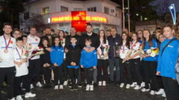 Türkiye Şampiyonu unvanıyla Pınarhisar’a dönen Floor Curling takımımızı, Belediye Binamızın önünde ailelerimiz ve hemşehrilerimizle birlikte coşkulu bir karşılama programıyla bağrımıza bastık.