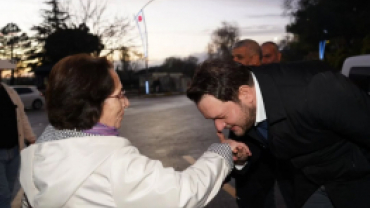 Türkiye Şampiyonu unvanıyla Pınarhisar’a dönen Floor Curling takımımızı, Belediye Binamızın önünde ailelerimiz ve hemşehrilerimizle birlikte coşkulu bir karşılama programıyla bağrımıza bastık.