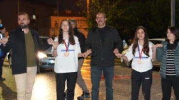 Türkiye Şampiyonu unvanıyla Pınarhisar’a dönen Floor Curling takımımızı, Belediye Binamızın önünde ailelerimiz ve hemşehrilerimizle birlikte coşkulu bir karşılama programıyla bağrımıza bastık.