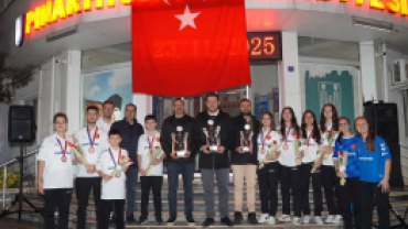 Türkiye Şampiyonu unvanıyla Pınarhisar’a dönen Floor Curling takımımızı, Belediye Binamızın önünde ailelerimiz ve hemşehrilerimizle birlikte coşkulu bir karşılama programıyla bağrımıza bastık.