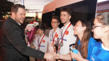 Türkiye Şampiyonu unvanıyla Pınarhisar’a dönen Floor Curling takımımızı, Belediye Binamızın önünde ailelerimiz ve hemşehrilerimizle birlikte coşkulu bir karşılama programıyla bağrımıza bastık.