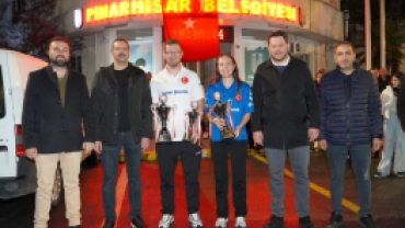 Türkiye Şampiyonu unvanıyla Pınarhisar’a dönen Floor Curling takımımızı, Belediye Binamızın önünde ailelerimiz ve hemşehrilerimizle birlikte coşkulu bir karşılama programıyla bağrımıza bastık.