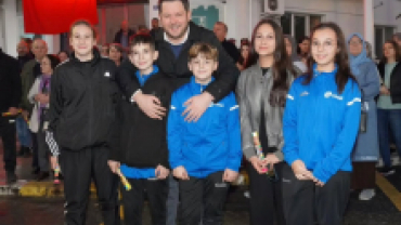 Türkiye Şampiyonu unvanıyla Pınarhisar’a dönen Floor Curling takımımızı, Belediye Binamızın önünde ailelerimiz ve hemşehrilerimizle birlikte coşkulu bir karşılama programıyla bağrımıza bastık.