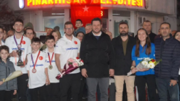 Türkiye Şampiyonu unvanıyla Pınarhisar’a dönen Floor Curling takımımızı, Belediye Binamızın önünde ailelerimiz ve hemşehrilerimizle birlikte coşkulu bir karşılama programıyla bağrımıza bastık.