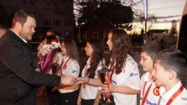 Türkiye Şampiyonu unvanıyla Pınarhisar’a dönen Floor Curling takımımızı, Belediye Binamızın önünde ailelerimiz ve hemşehrilerimizle birlikte coşkulu bir karşılama programıyla bağrımıza bastık.