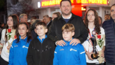 Türkiye Şampiyonu unvanıyla Pınarhisar’a dönen Floor Curling takımımızı, Belediye Binamızın önünde ailelerimiz ve hemşehrilerimizle birlikte coşkulu bir karşılama programıyla bağrımıza bastık.