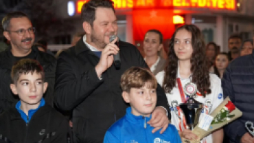 Türkiye Şampiyonu unvanıyla Pınarhisar’a dönen Floor Curling takımımızı, Belediye Binamızın önünde ailelerimiz ve hemşehrilerimizle birlikte coşkulu bir karşılama programıyla bağrımıza bastık.