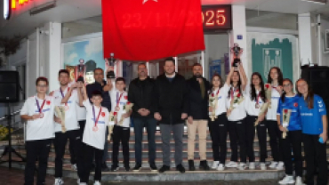 Türkiye Şampiyonu unvanıyla Pınarhisar’a dönen Floor Curling takımımızı, Belediye Binamızın önünde ailelerimiz ve hemşehrilerimizle birlikte coşkulu bir karşılama programıyla bağrımıza bastık.