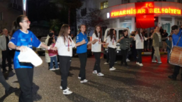 Türkiye Şampiyonu unvanıyla Pınarhisar’a dönen Floor Curling takımımızı, Belediye Binamızın önünde ailelerimiz ve hemşehrilerimizle birlikte coşkulu bir karşılama programıyla bağrımıza bastık.