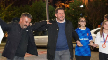 Türkiye Şampiyonu unvanıyla Pınarhisar’a dönen Floor Curling takımımızı, Belediye Binamızın önünde ailelerimiz ve hemşehrilerimizle birlikte coşkulu bir karşılama programıyla bağrımıza bastık.