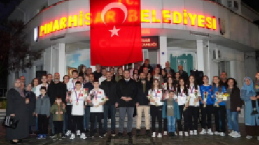 Türkiye Şampiyonu unvanıyla Pınarhisar’a dönen Floor Curling takımımızı, Belediye Binamızın önünde ailelerimiz ve hemşehrilerimizle birlikte coşkulu bir karşılama programıyla bağrımıza bastık.
