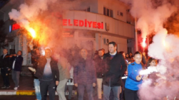 Türkiye Şampiyonu unvanıyla Pınarhisar’a dönen Floor Curling takımımızı, Belediye Binamızın önünde ailelerimiz ve hemşehrilerimizle birlikte coşkulu bir karşılama programıyla bağrımıza bastık.
