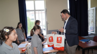 Uzun bir tatilin ardından başlayan yeni eğitim-öğretim yılının heyecanını öğrencilerimizle birlikte yaşadık.