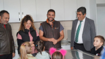 Yıldız Anaokulu minikleri, velileri ve öğretmenleriyle birlikte Hayvan Bakım ve Gözlem Merkezimizi ziyaret ettiler.